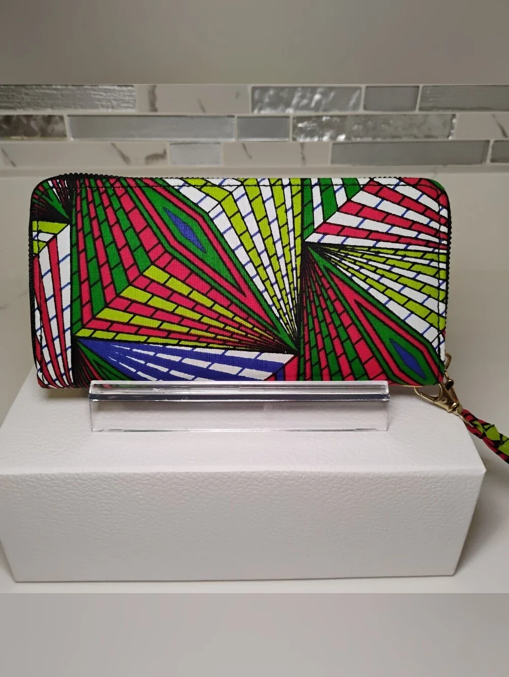 Jennifer & Company nwt ziparound